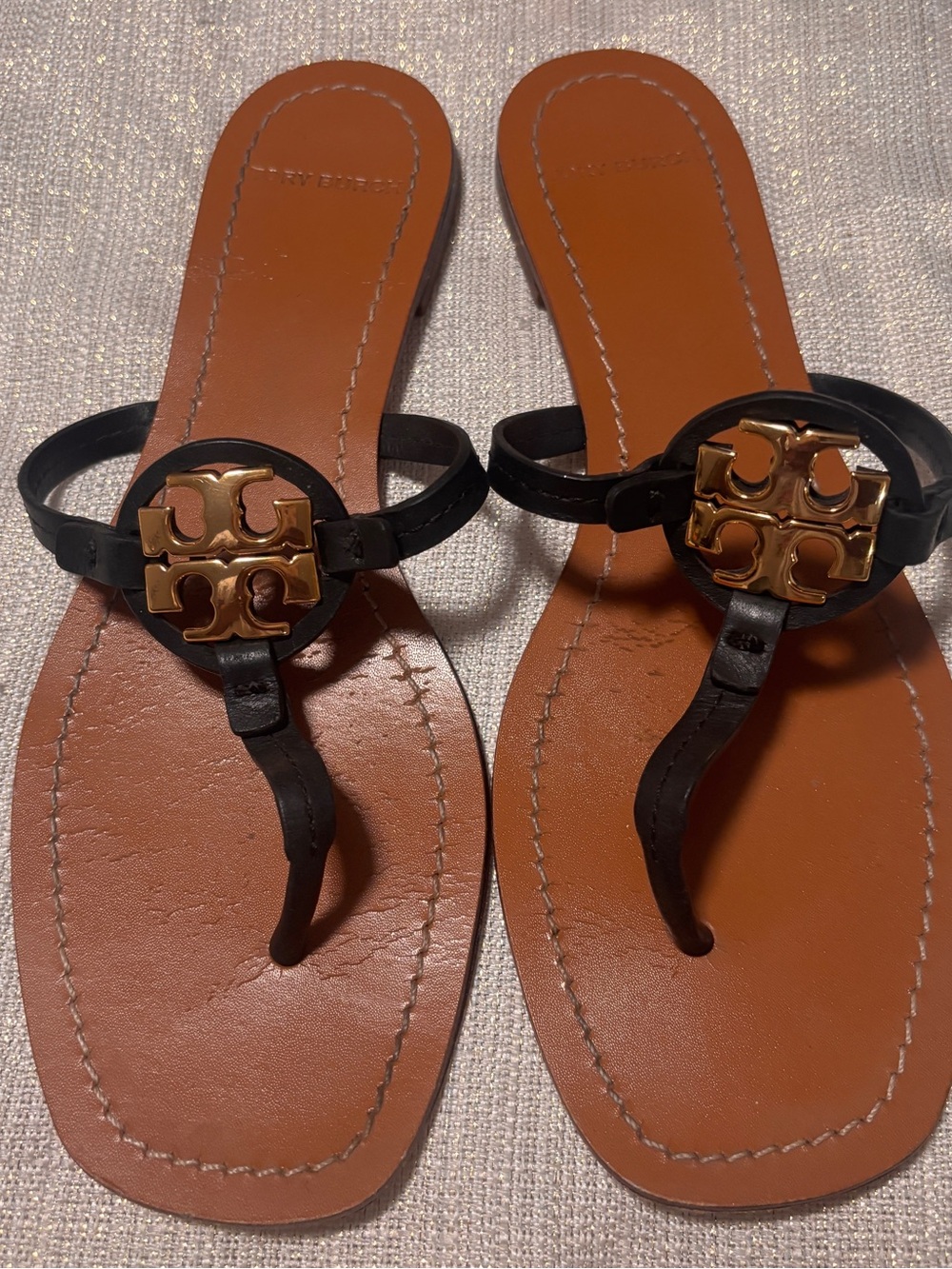 Tory Burch Black Leather Sandals with Gold Logo on Tan Footbed Size 8M - Picture 2 of 6